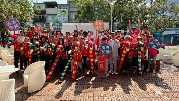 華山拐杖節鳳凌廣場登場　111位學生快閃拐杖舞傳愛助老1